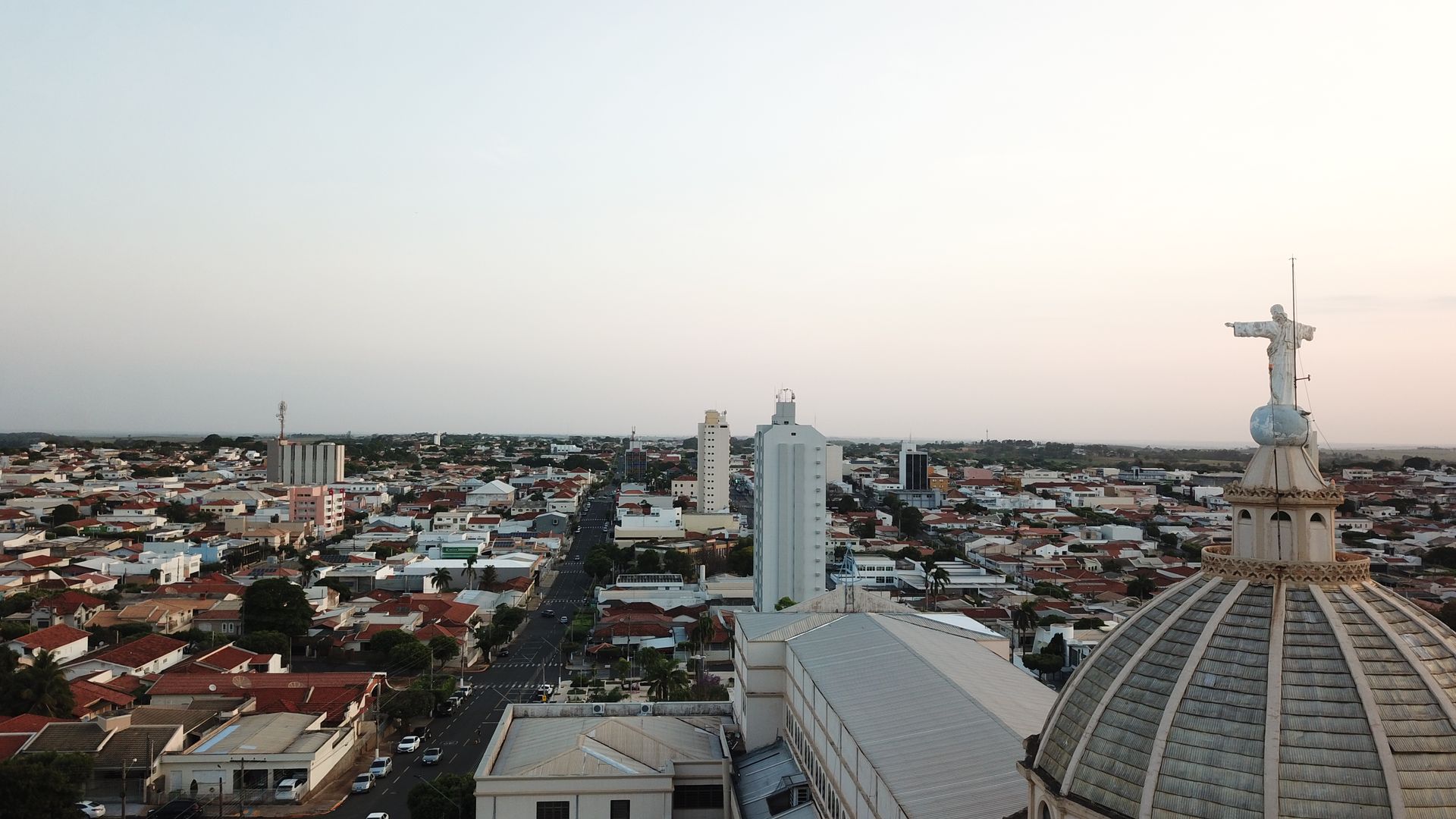 Vista aérea da cidade de Dracena/SP com a Igreja Matriz
